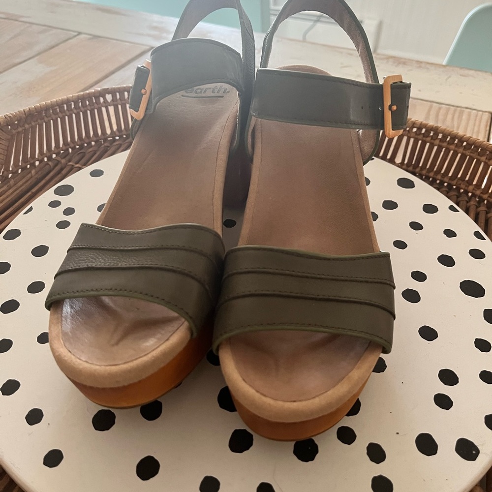 Earth forest green heel